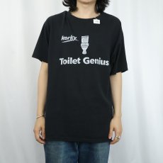画像2: Korky "Toilet Genius" トイレ修理メーカープリントTシャツ BLACK  (2)
