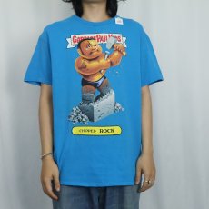 画像2: WWE × Garbage Pail Kids "CHIPPED ROCK" プロレスラーパロディプリントTシャツ L (2)