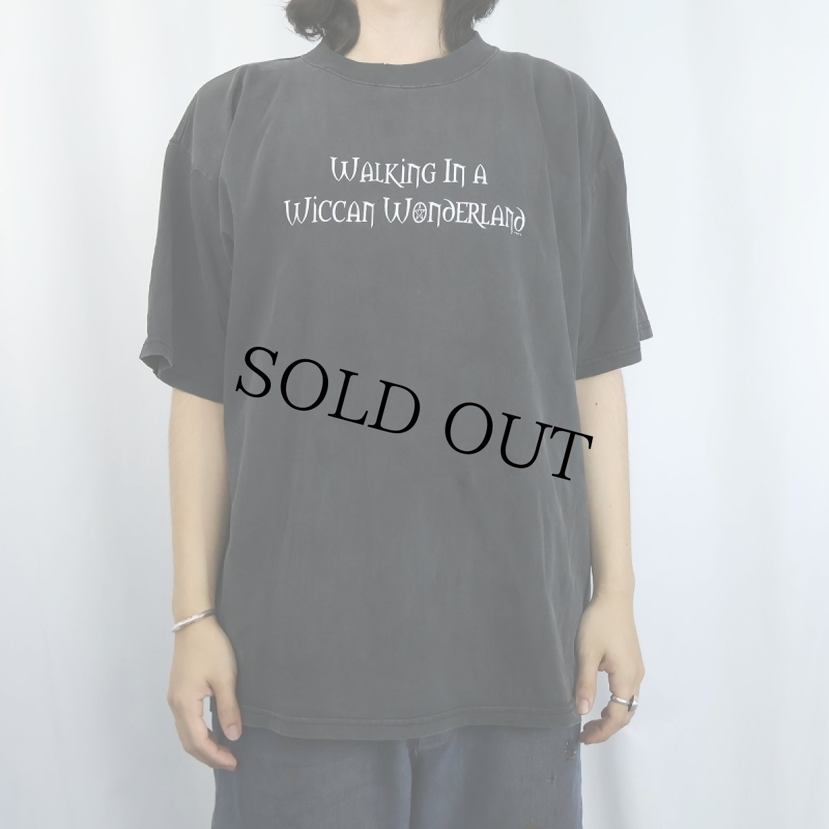 画像2: 90's FASHION VICTIM USA製 "Walking In A Wiccan Wonderland" プリントTシャツ BLACK XL (2)