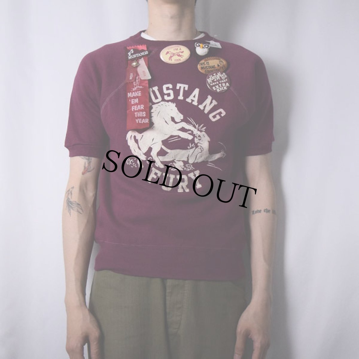 画像2: 50's VELVA SHEEN "MUSTANG FURY" バッジ付き フロッキープリント半袖ラグランスウェット MEDIUM (2)