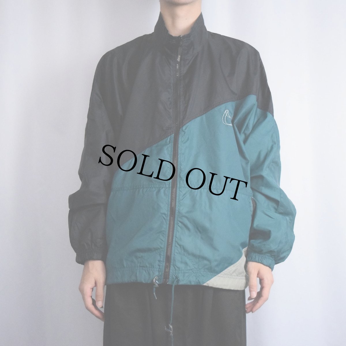 画像3: 90〜2000's NIKE ロゴ刺繍 切り替えデザイン ナイロンジャケット BLACK×GREEN L (3)