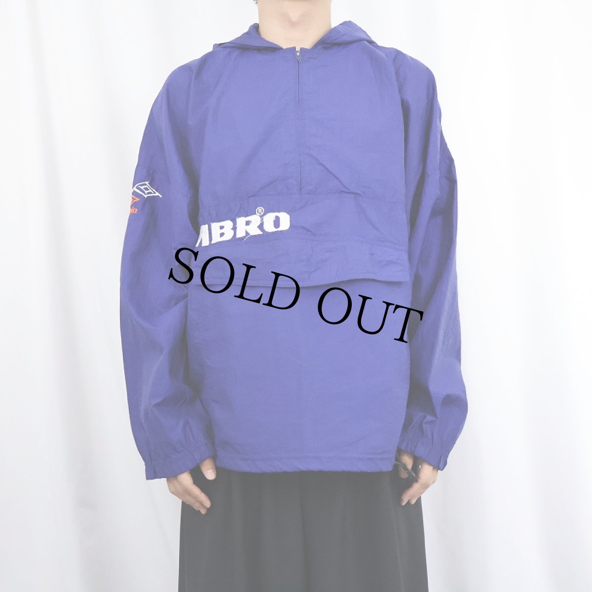 画像2: 90's UMBRO USA製 ロゴ刺繍 ナイロンアノラックパーカー M (2)