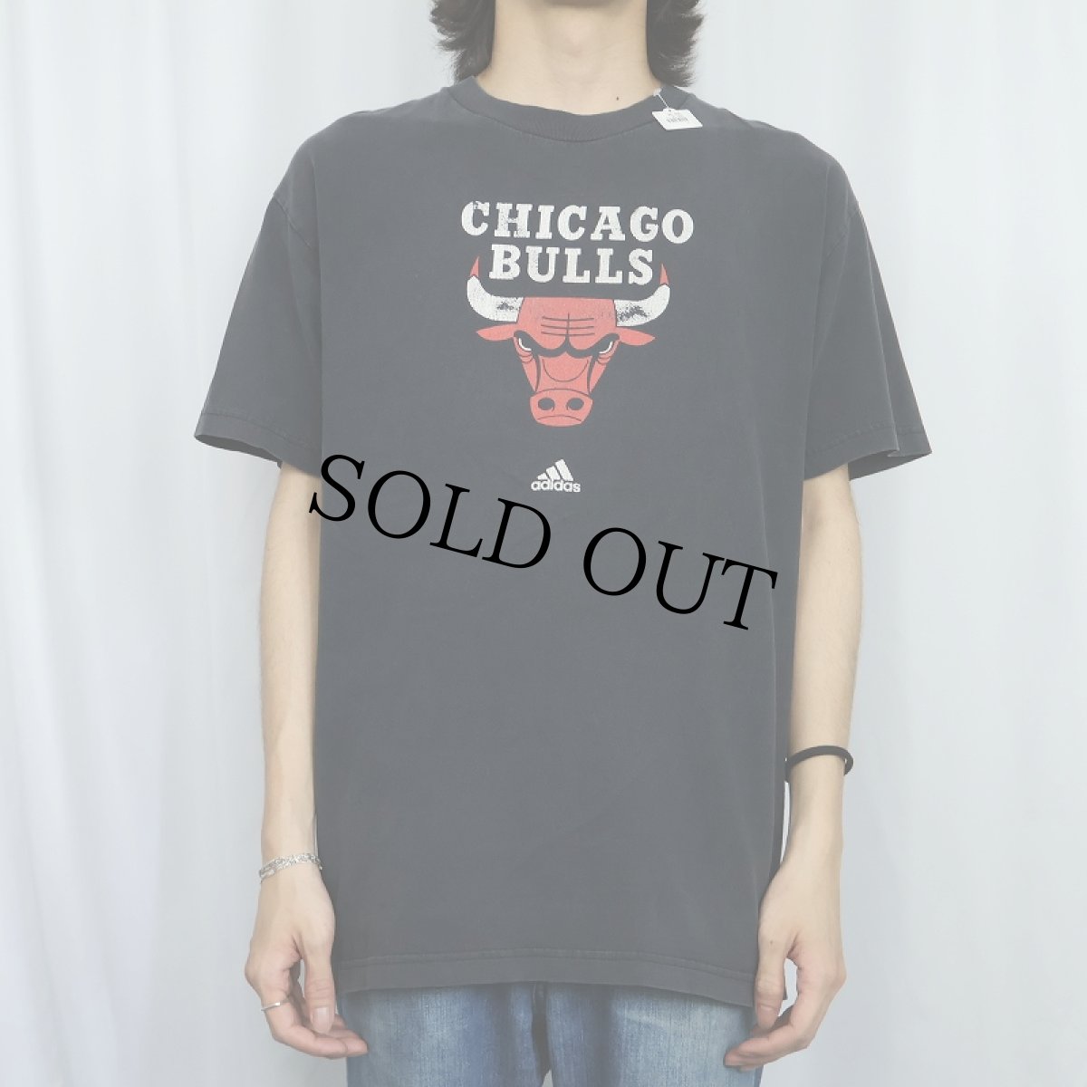 画像2: adidas  "CHICAGO BULLS" NBAチーム プリントＴシャツ BLACK  (2)