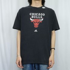 画像2: adidas  "CHICAGO BULLS" NBAチーム プリントＴシャツ BLACK  (2)