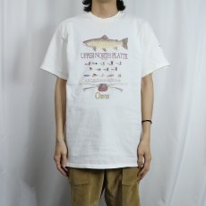 画像2: 90's ORVIS USA製 "UPPER NORTH PLATTE" 魚プリントTシャツ L (2)