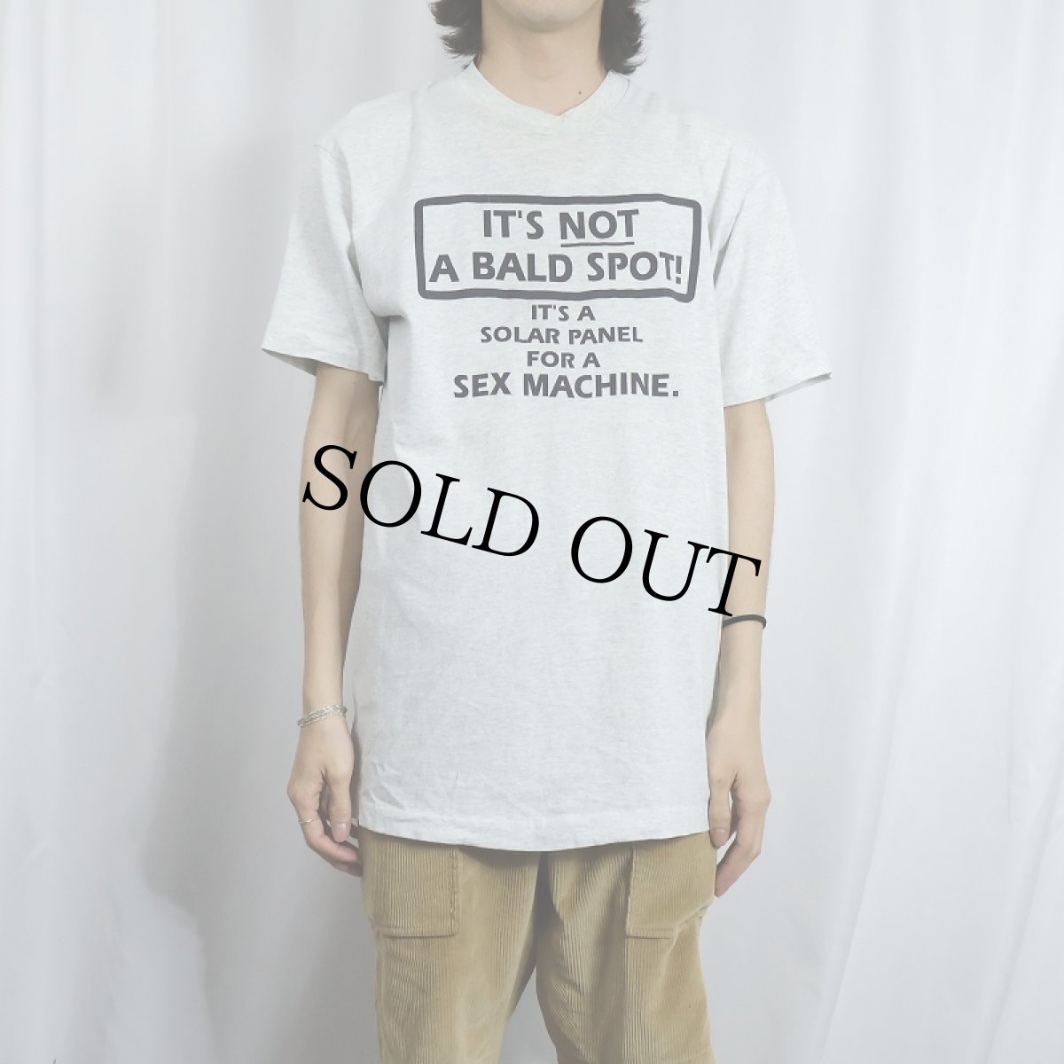 画像2: 90's USA製 "IT'S NOT A BALD SPOT! IT'S A SOLAR PANEL FOR A SEX MACHINE." ジョークプリントTシャツ L (2)
