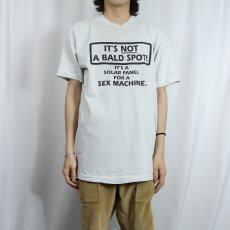 画像2: 90's USA製 "IT'S NOT A BALD SPOT! IT'S A SOLAR PANEL FOR A SEX MACHINE." ジョークプリントTシャツ L (2)