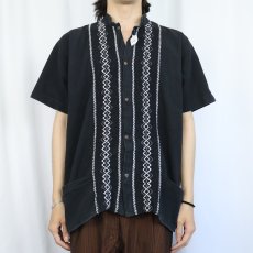 画像2: 刺繍デザイン バンドカラー キューバシャツ BLACK  (2)