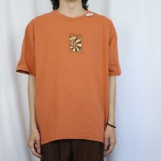 画像2: 90's〜 USA製 "Chaco" イラストプリントTシャツ L (2)
