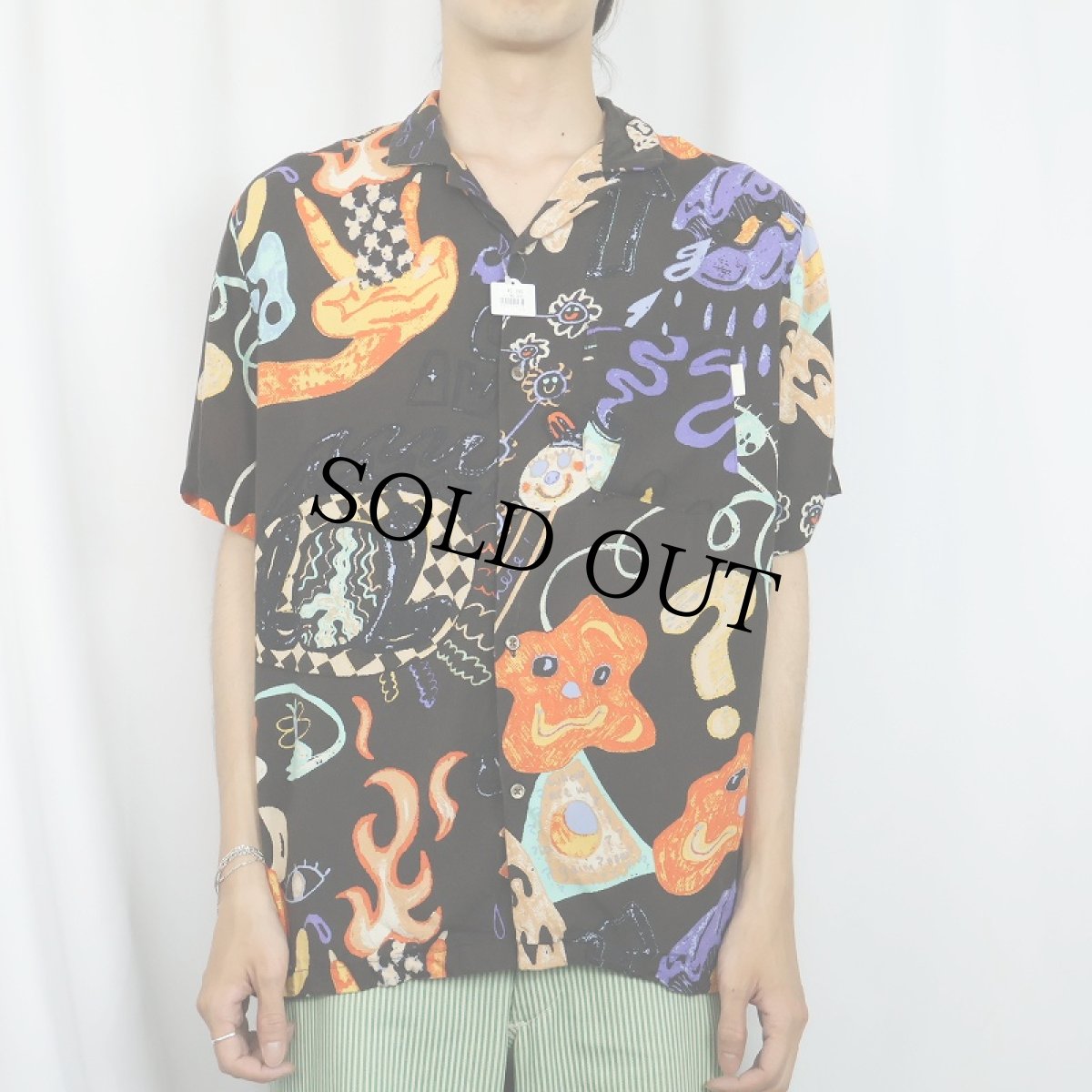 画像2: URBAN OUTFITTER 総柄 レーヨンオープンカラーシャツ BLACK M (2)