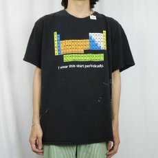 画像2: "I Wear this shirt periodocally." 周期表プリントTシャツ BLACK 2XL (2)