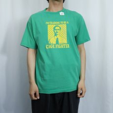 画像2: Napoleon Dynamite "I'M TRAINING TO BE A CAGE FIGHTER" コメディ映画プリントＴシャツ M (2)