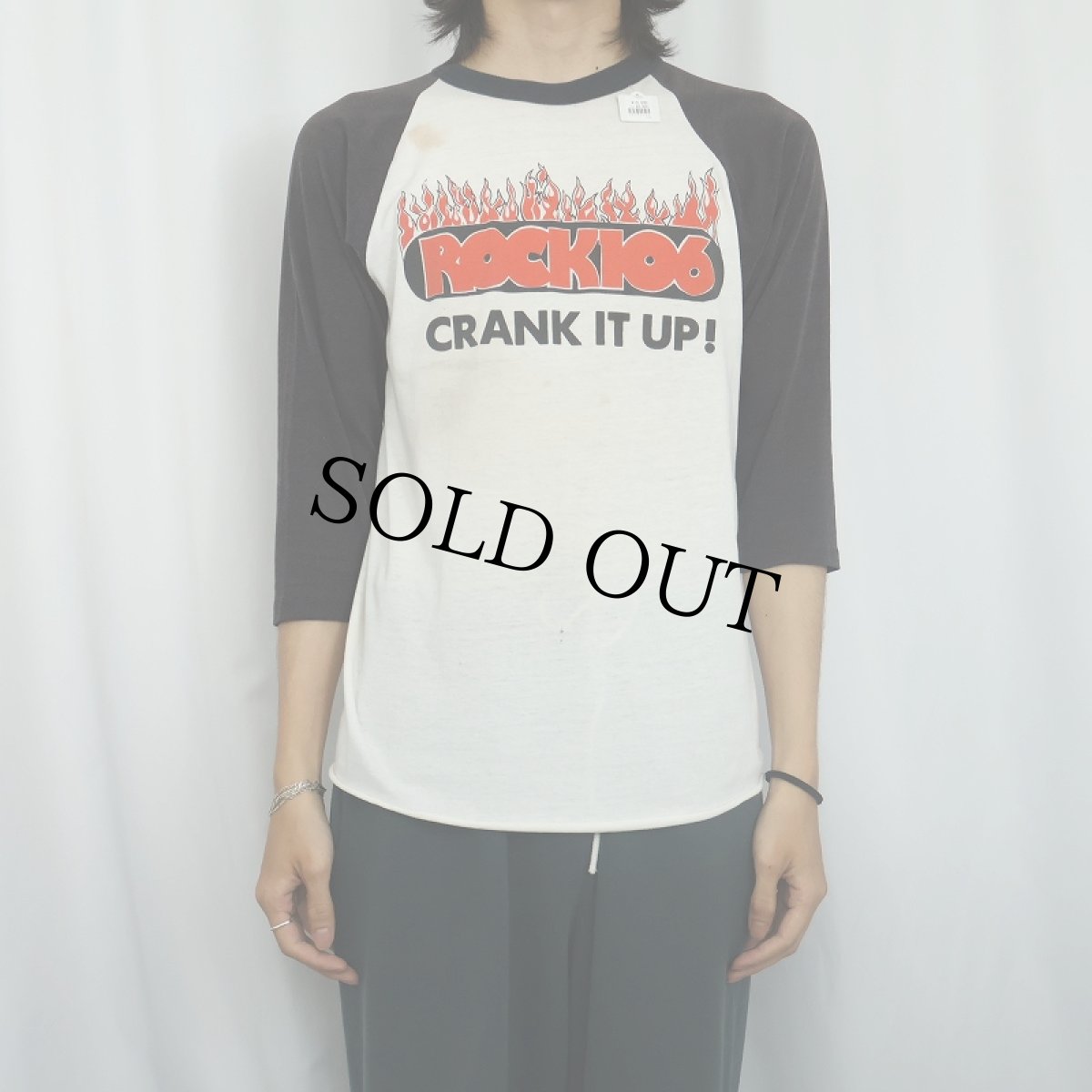 画像3: 80's BANTAMS "ROCK106 CRANK IT UP!" スカルプリント ラグランTシャツ M (3)