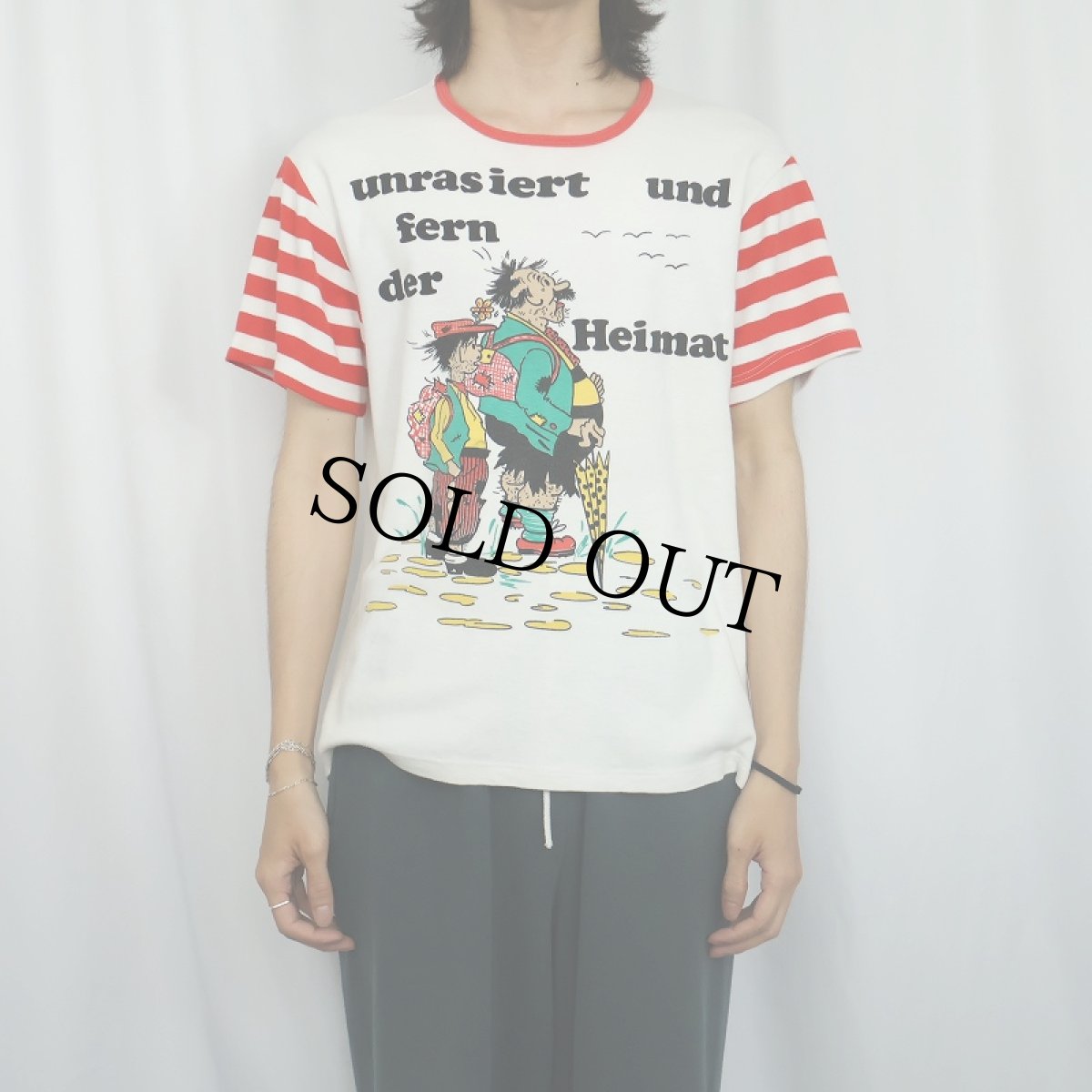 画像2: 70's〜 EURO "unrasiert und fern der Heimat" イラストプリントTシャツ (2)