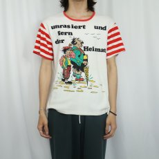 画像2: 70's〜 EURO "unrasiert und fern der Heimat" イラストプリントTシャツ   (2)