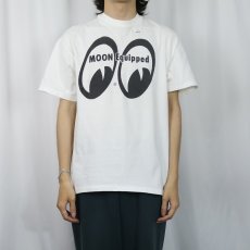 画像2: 90's MOONEYES "MOON Equipped" ロゴプリントTシャツ (2)