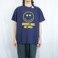 画像2: "BOOBIES MAKE ME SMILE" スマイルプリント ジョークTシャツ NAVY XL (2)