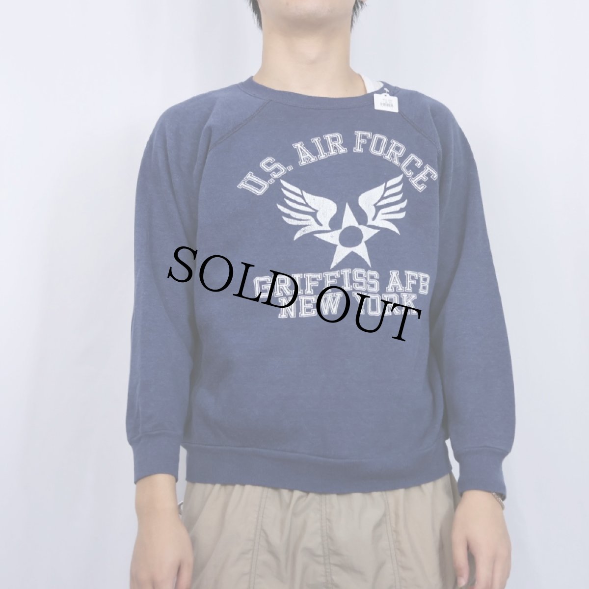 画像2: 70〜80's "U.S. AIR FORCE GRIFFISS AFB NEW YORK" ラグランスウェット NAVY  (2)