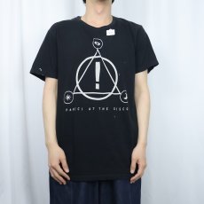 画像2: Panic! At The Disco ポップ・ロックバンド ロゴプリントTシャツ BLACK (2)