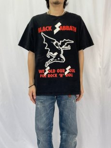 画像2: Black Sabbath "WE SOLD OUR SOUL FOR ROCK 'N' ROLL" ヘヴィメタルバンドTシャツ  (2)