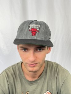 画像2: 90's CHICAGO BULLS NBAチーム スナップバック 刺繍キャップ ONESIZE (2)