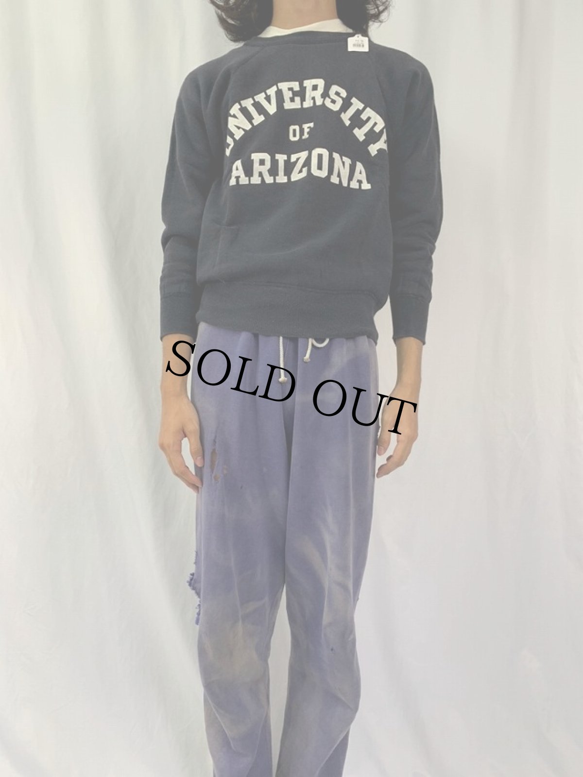 画像2: 60's "UNIVERCITY OF ARIZONA" ラグランスウェット NAVY (2)