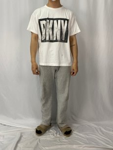 画像2: 90's DKNY ロゴプリントTシャツ S (2)