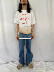 画像3: "just hangin' out" シュールイラストTシャツ XL (3)