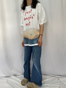 画像4: "just hangin' out" シュールイラストTシャツ XL (4)