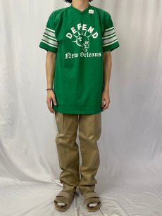 画像2: 【SALE】 80〜90's Defend New Orleans スカルプリント Vネック フットボールTシャツ (2)
