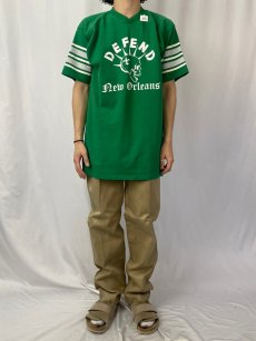 画像2: 80〜90's Defend New Orleans スカルプリント Vネック フットボールTシャツ (2)