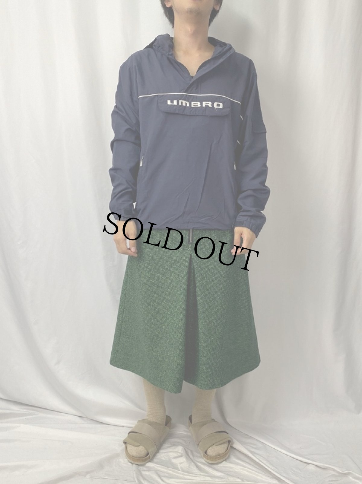 画像2: 2000's UMBRO ロゴ刺繍 ナイロンアノラックパーカー NAVY S (2)