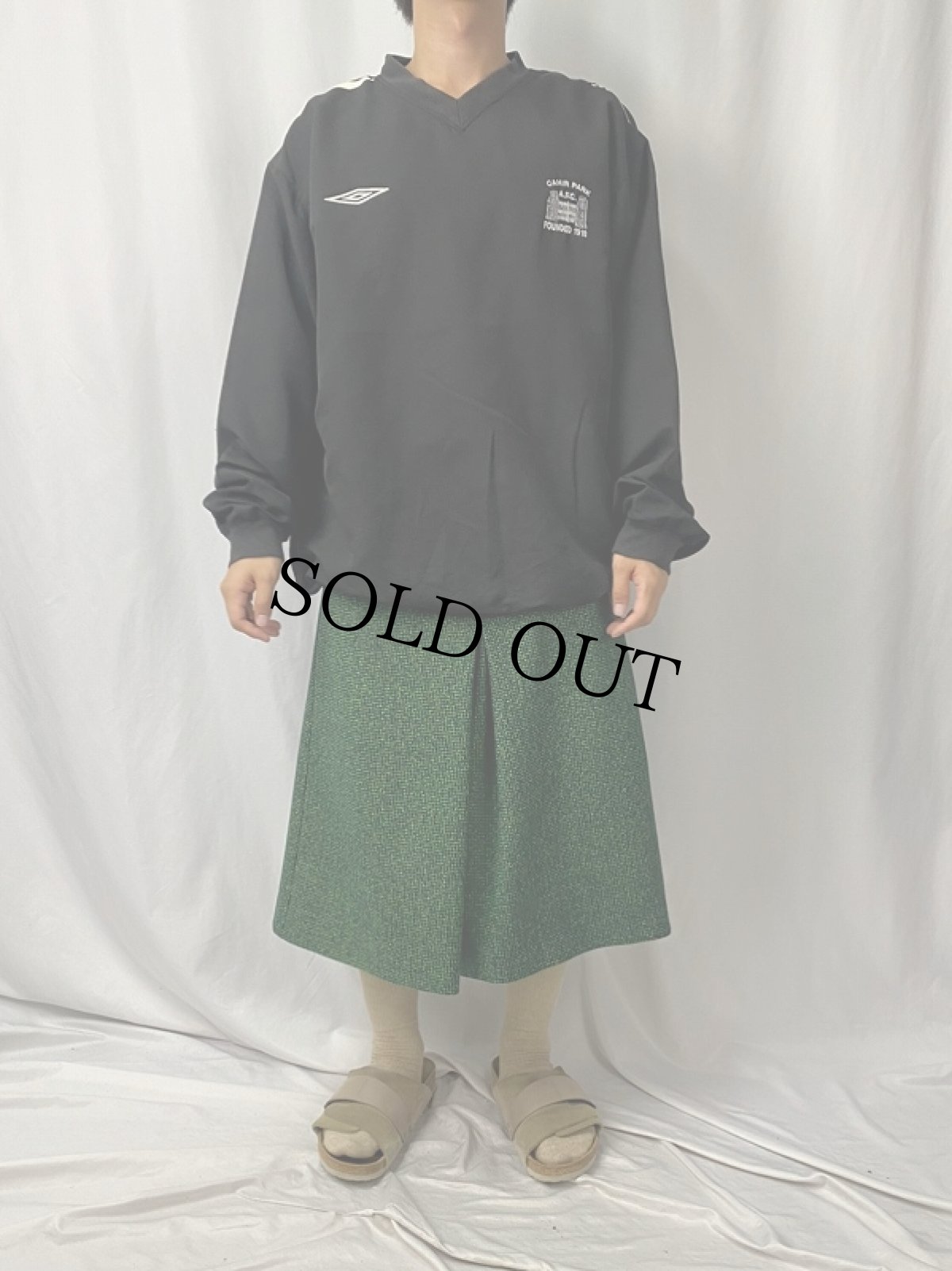 画像3: 2000's UMBRO ロゴ刺繍 Vネック ナイロンプルオーバージャケット BLACK XL (3)