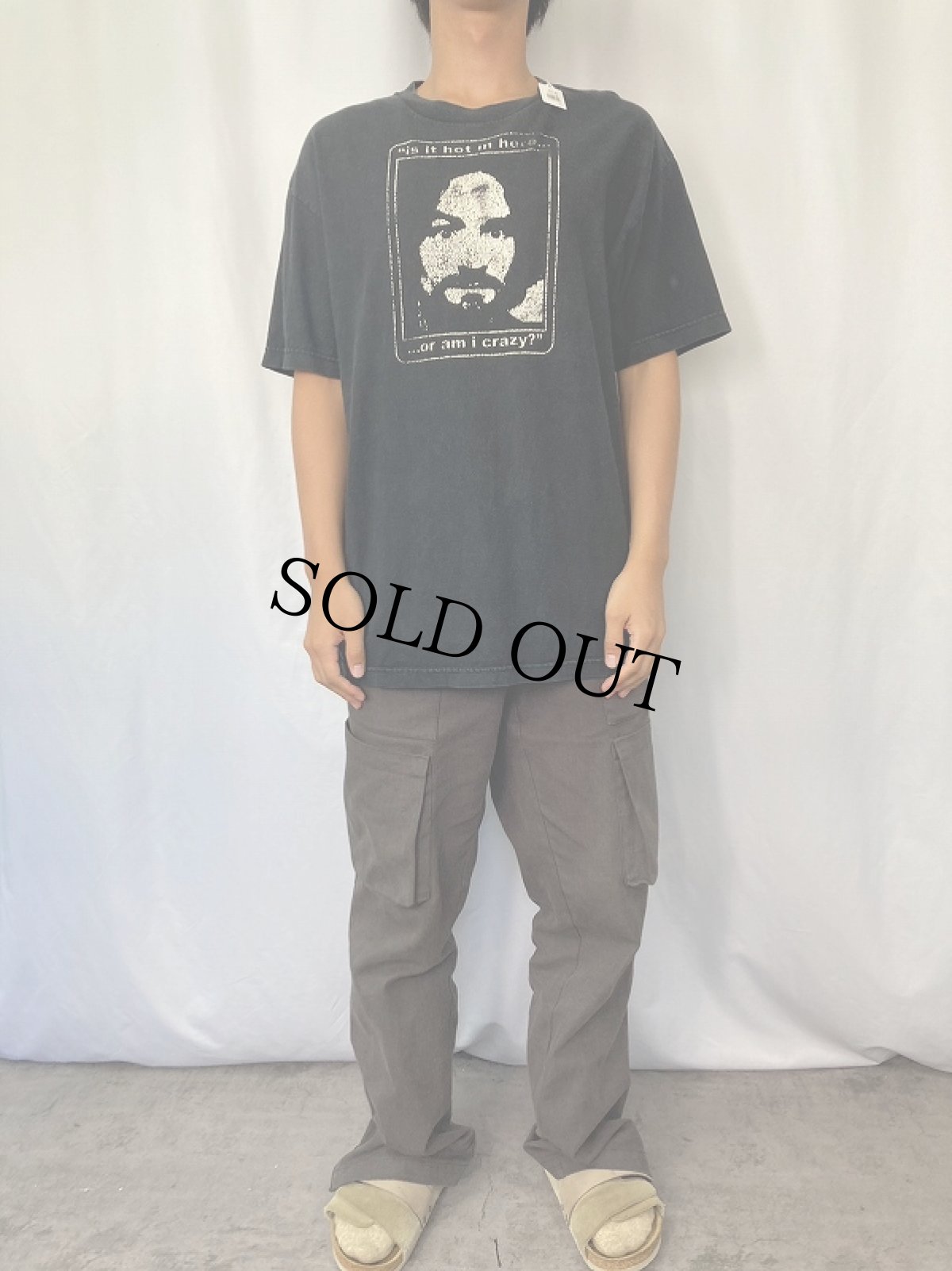 画像2: Charles Manson "is it hot here... or am i crazy?" カルト指導者Tシャツ L (2)