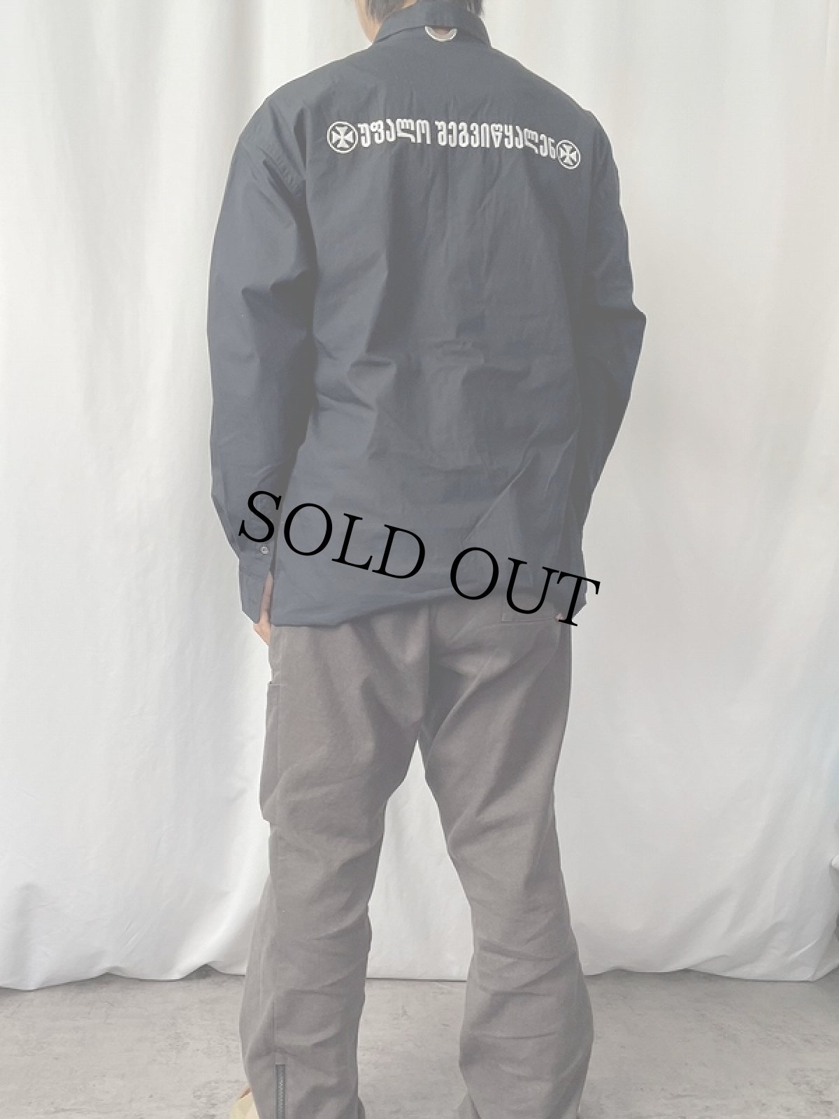 画像4: 2019SS VETEMENTS メタルリング×刺繍 コットンボタンダウンシャツ BLACK S (4)