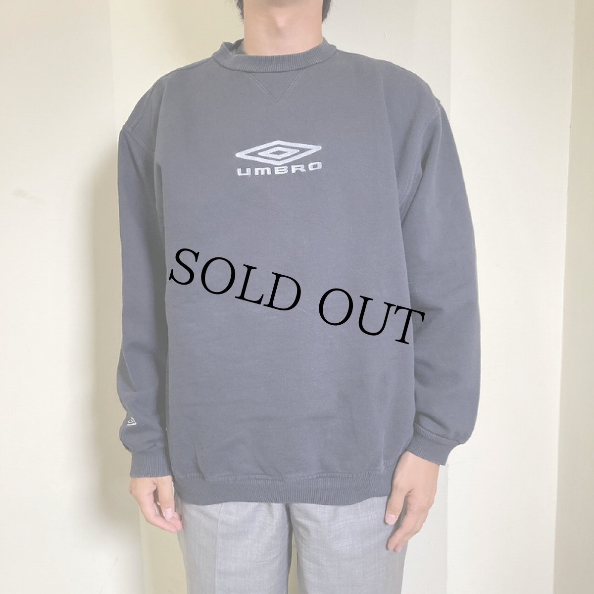 画像2: 2000's UMBRO 前V ロゴ刺繍スウェット NAVY L (2)