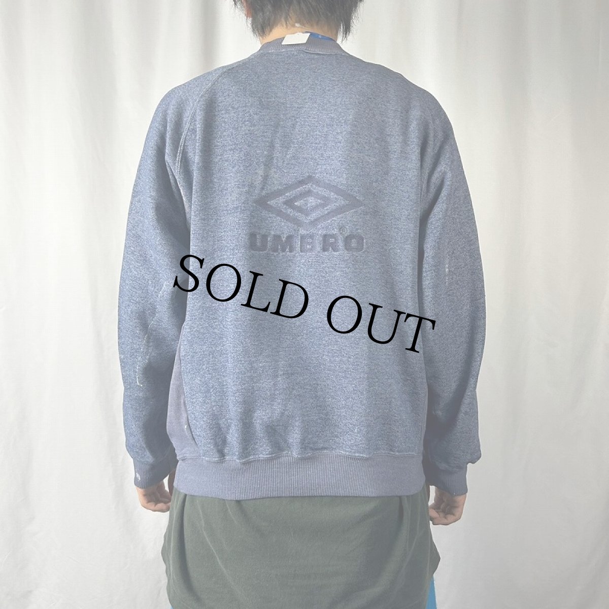 画像3: 90's UMBRO 前V ロゴプリント ラグランスウェット M (3)