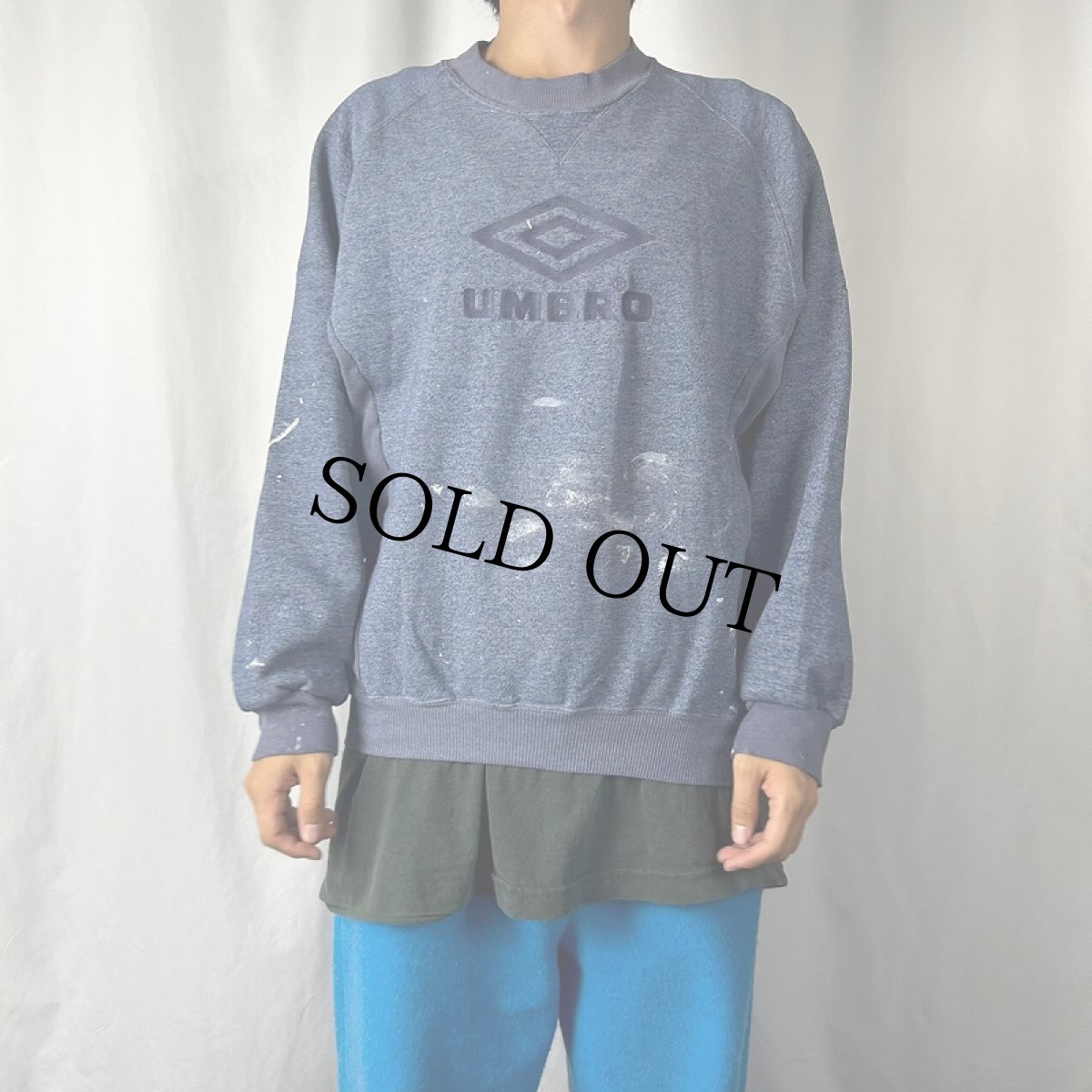 画像2: 90's UMBRO 前V ロゴプリント ラグランスウェット M (2)