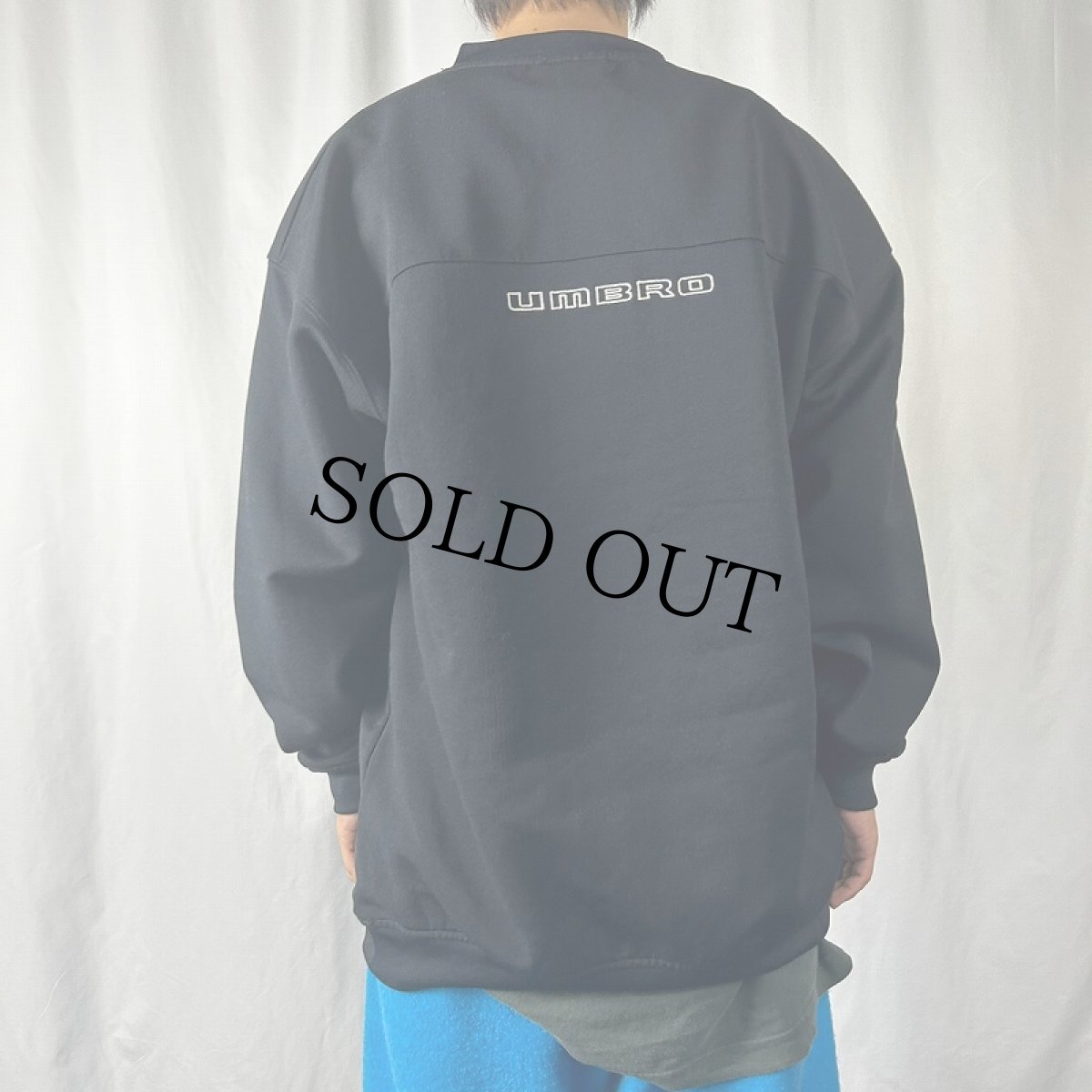 画像3: 2000's UMBRO コットン×ポリ ロゴ刺繍 Vネックスウェット NAVY XXL (3)