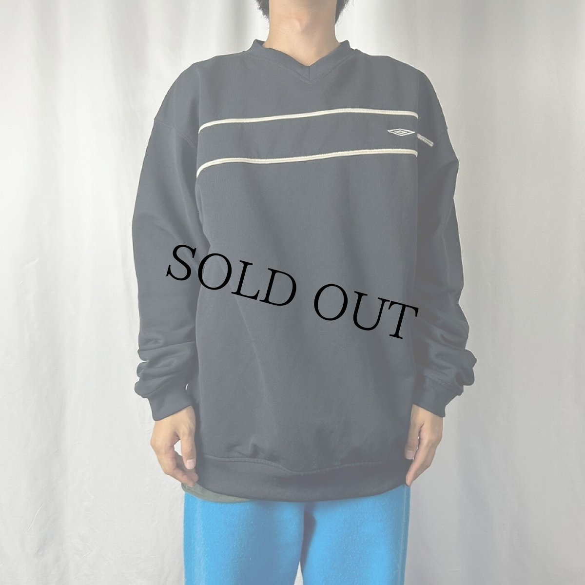 画像2: 2000's UMBRO コットン×ポリ ロゴ刺繍 Vネックスウェット NAVY XXL (2)