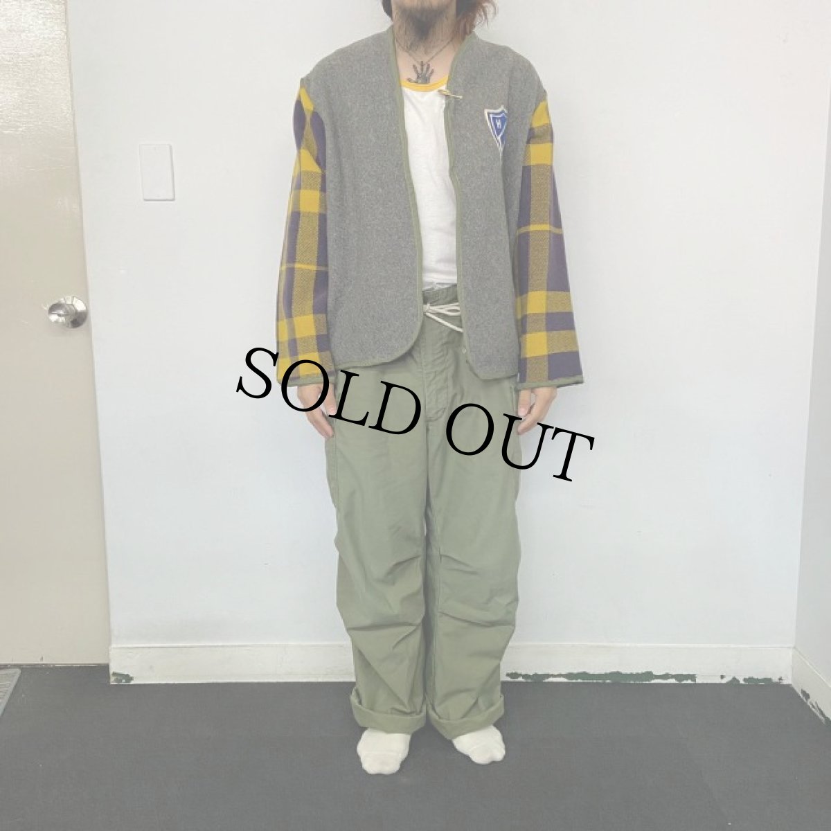 画像2: VINTAGEファブリック ワッペン付き リメイクジャケット (2)