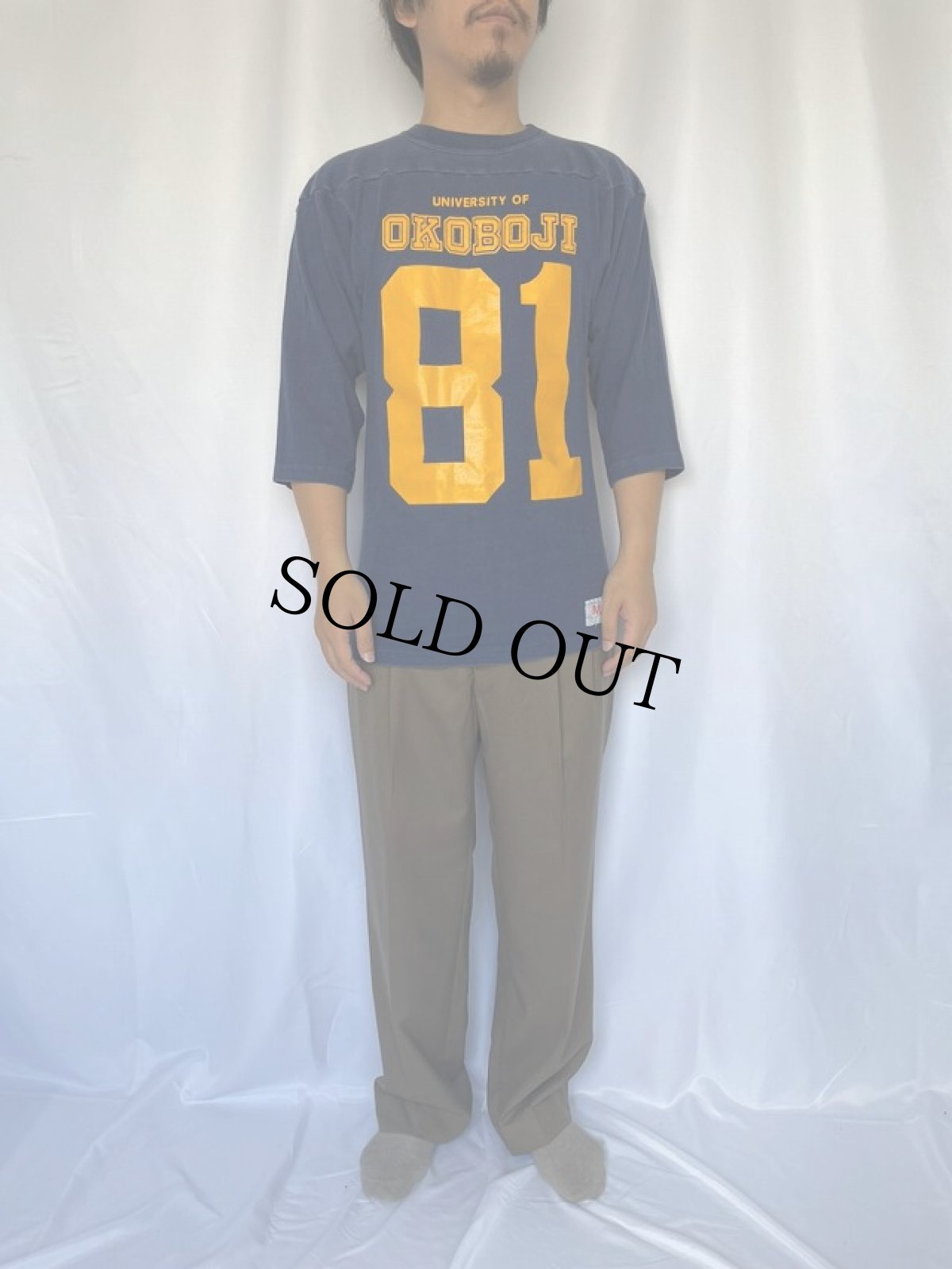 画像2: 70's Champion USA製 バータグ "OKOBOJI" ラバープリント フットボールTシャツ M (2)