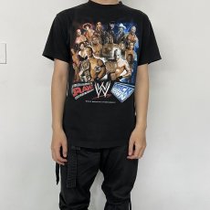 画像2: WWE "RAW vs SMACK DOWN" プロレスラープリントTシャツ BLACK M (2)