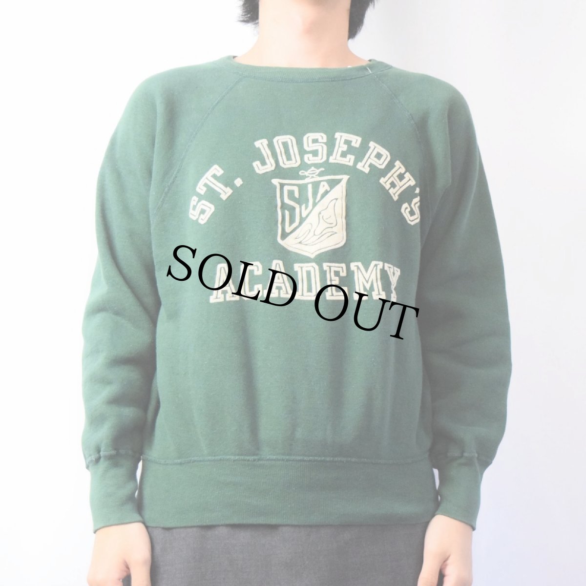 画像2: 60's Champion 大文字ランタグ USA製 "ST. JOSEPH'S ACADEMY" フロッキープリント ラグランスウェット L (2)