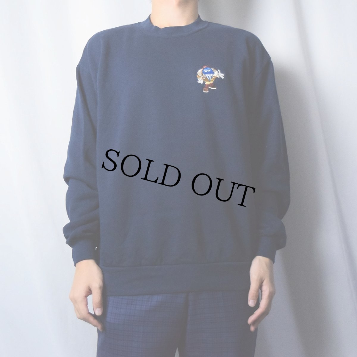 画像2: 90's m&m's USA製 チョコレートブランド キャラクター刺繍スウェット NAVY L (2)