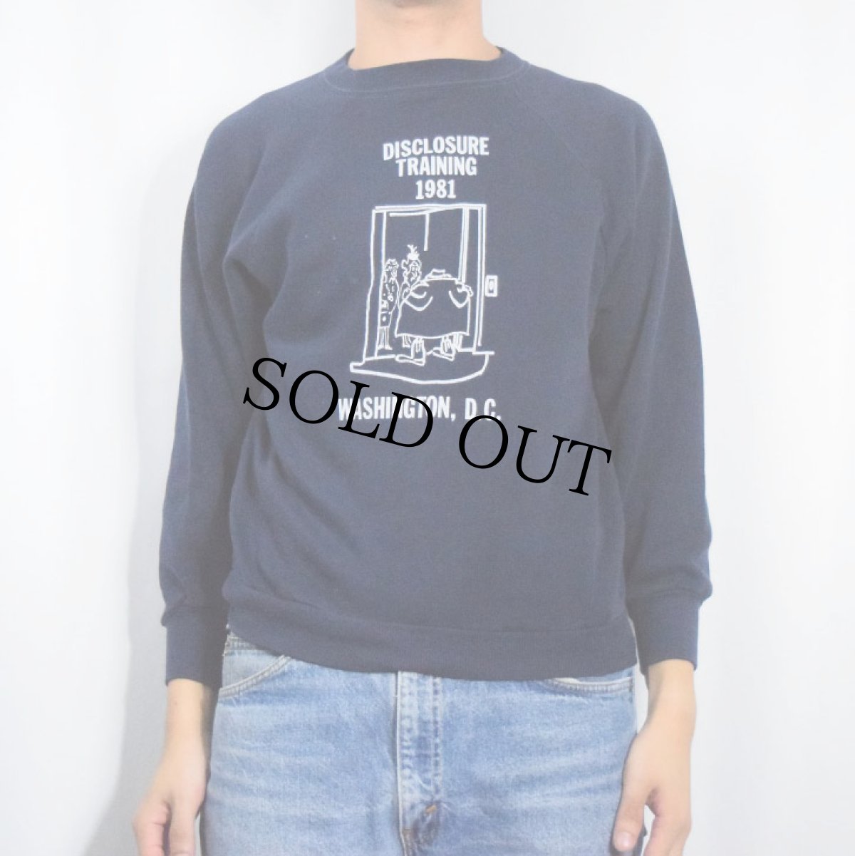 画像2: 80's USA製 "DISCLOSURE TRAINING" イラストプリントラグランスウェット NAVY M (2)