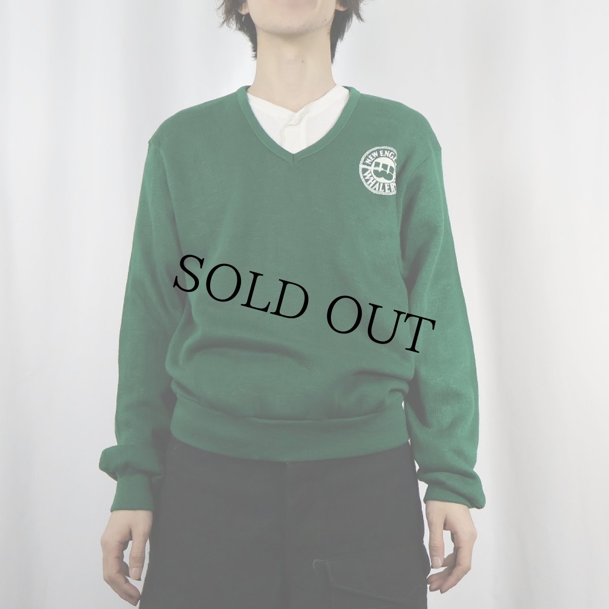 画像2: 70〜80's Champion バータグ USA製 "NEW ENGLAND WHALERS" フロッキープリント Vネック アクリル×レーヨンニットセーター M (2)