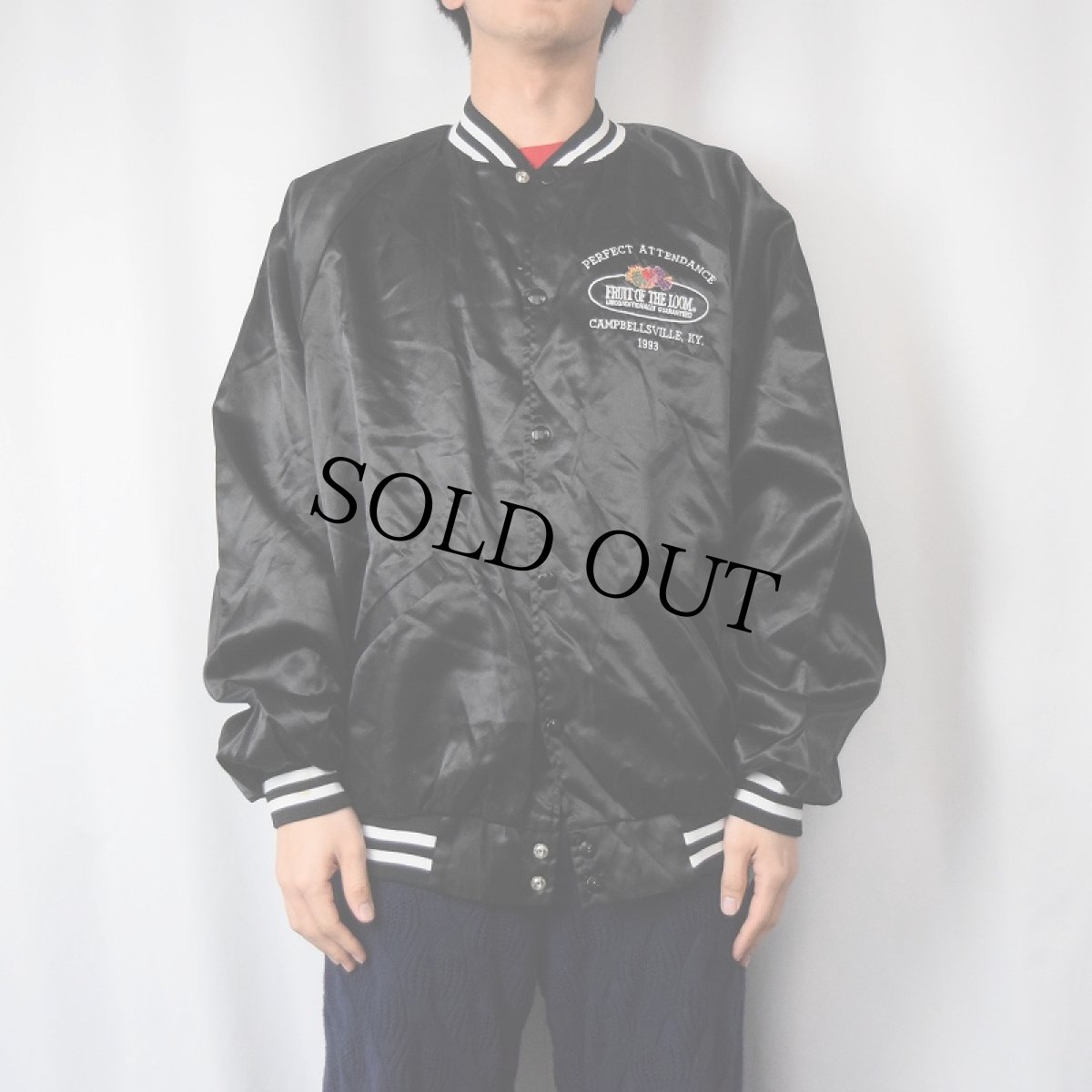 画像2: 90's USA製 "FRUIT OF THE ROOM" ロゴ刺繍 ナイロンスタジャン BLACK XL (2)