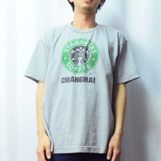 画像2: STARBUCKS COFFE "CHIANGMAI" ロゴプリントTシャツ L (2)