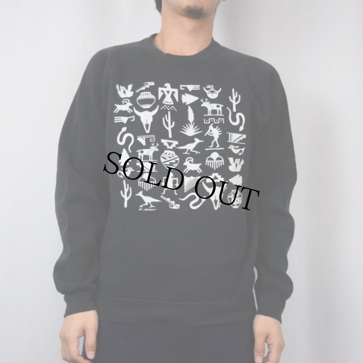 画像2: 80's USA製 民族柄 プリントラグランスウェット BLACK L (2)